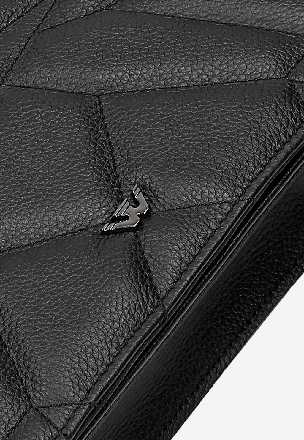 Czarna pikowana torebka damska Wojas model 80413-51 z charakterystycznym wzorem pikowania i metalowym logo marki, ukazana w zbliżeniu tekstury skóry.