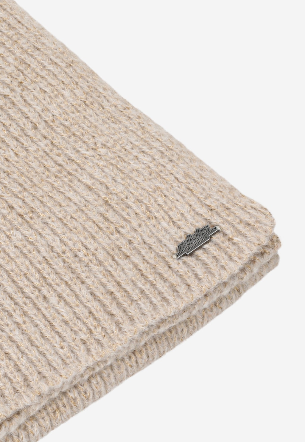 Jasnobeżowy szalik RELAKS model R96030-84 z wiskozą i złotymi nitkami. Zbliżenie na fakturę dzianiny z widocznym metalowym logo marki na brzegu.