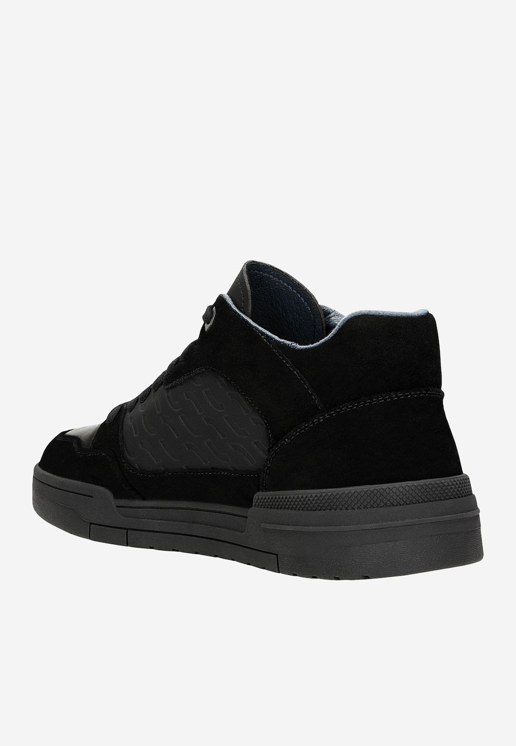 Czarne trzewiki męskie Relaks R24041-81 typu trampki z widokiem z boku. Widoczna gruba podeszwa, skórzana cholewka ze wzorem i wyściełany kołnierz zapewniający komfort.