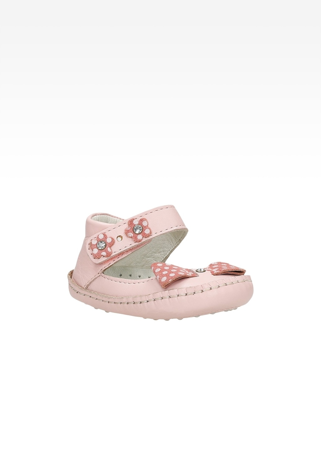 Jasnoróżowy bucik dziecięcy Bartek T-21372/0CS dla dziewczynki, ozdobiony kwiatkami z kryształkami. Model z zapięciem na rzep i kokardką w kropki na przodzie.