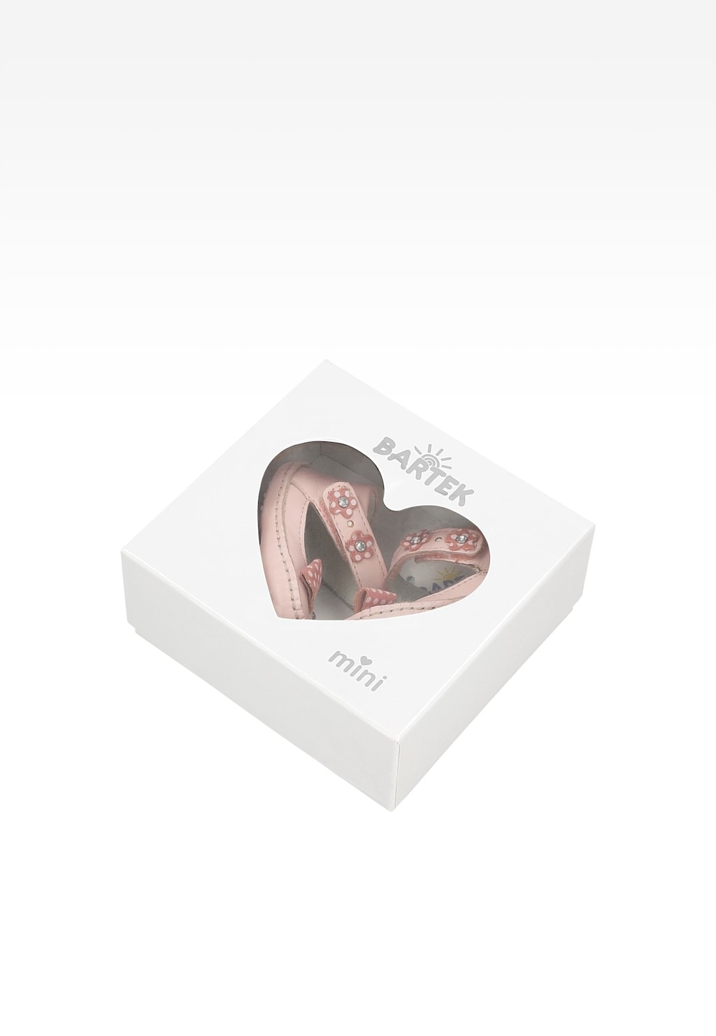 Jasnoróżowe buciki dziecięce Bartek Mini T-21372/0CS dla dziewcząt z ozdobnymi kwiatuszkami, widoczne w pudełku z wycięciem w kształcie serca i logo marki.