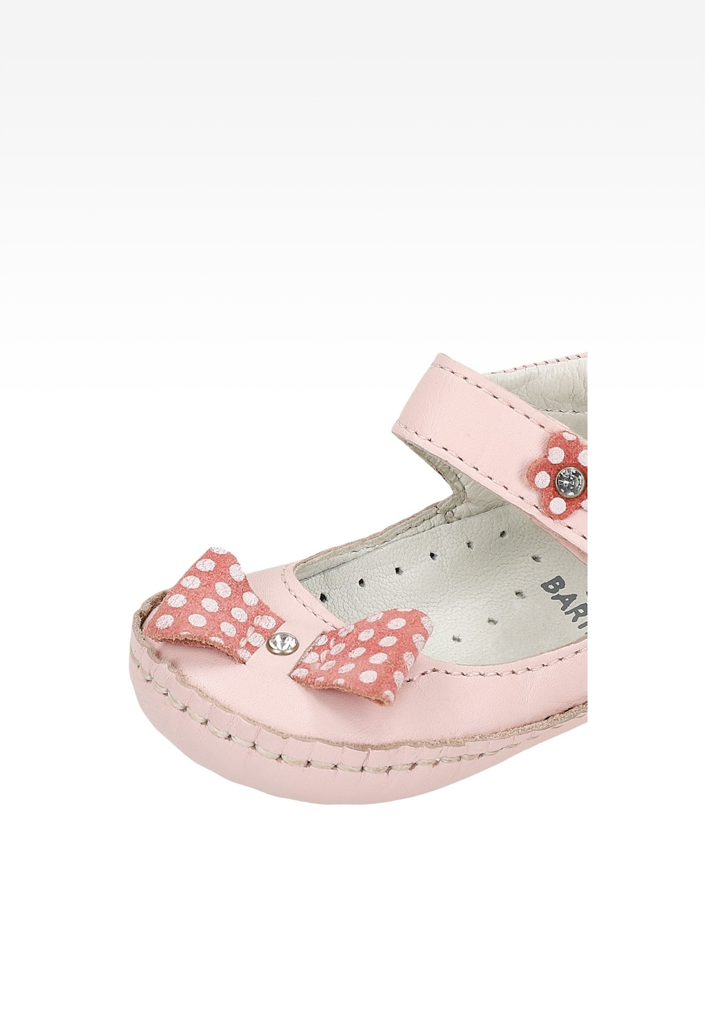 Jasnoróżowe sandałki Mini BARTEK T-21372/0CS dla dziewcząt z uroczą kokardką w kropki i błyszczącymi kryształkami, zapinane na rzep.
