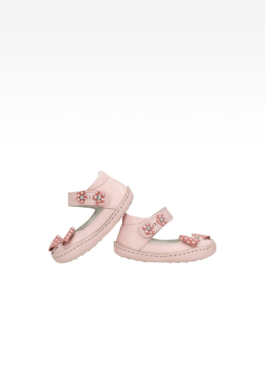 Jasnoróżowe buty dziecięce Mini BARTEK T-21372/0CS dla dziewcząt, z kwiecistymi ozdobami i kokardkami, zapinane na rzepy, z bocznego profilu.