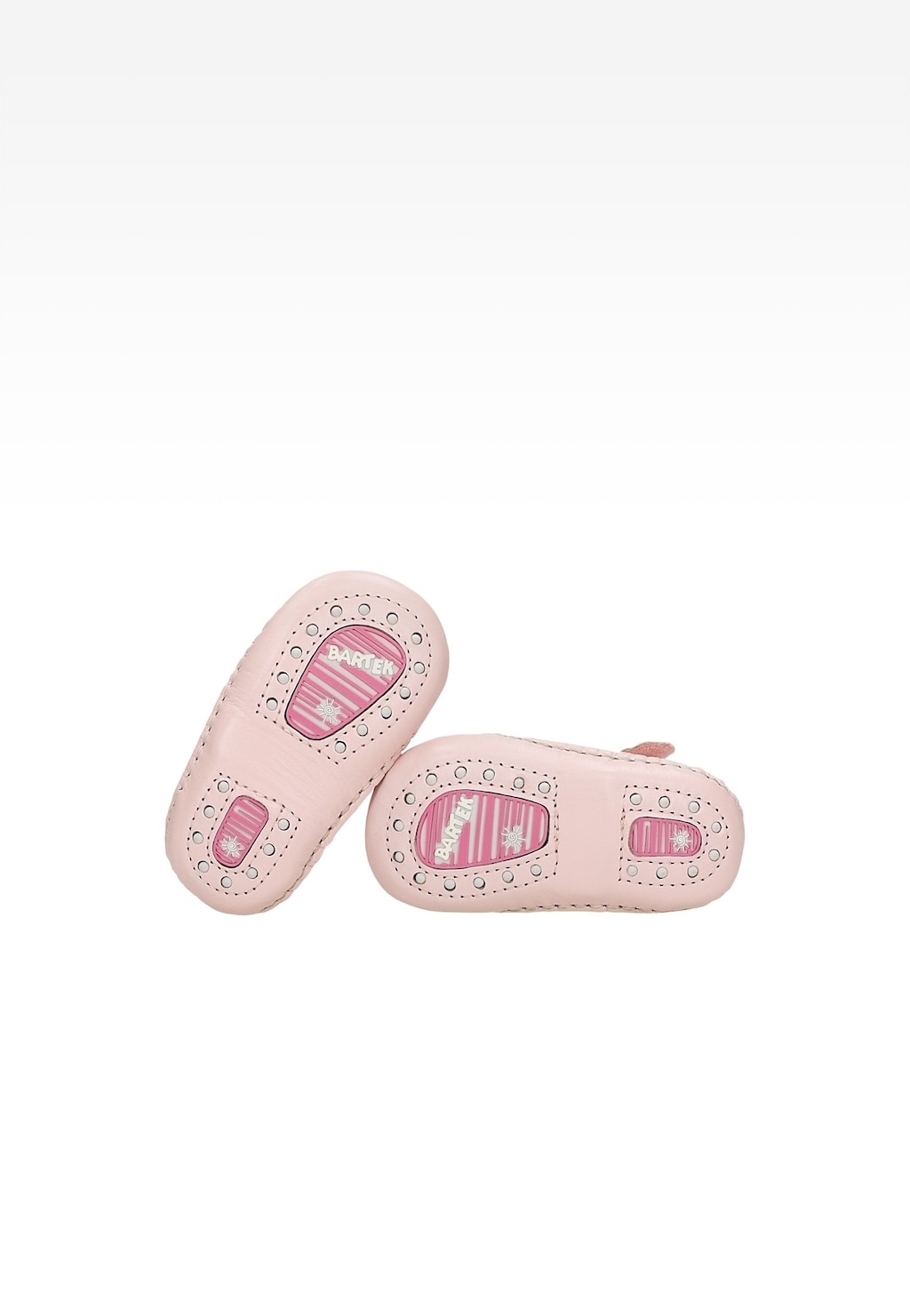 Jasnoróżowe buciki dziecięce Mini BARTEK T-21372/0CS dla dziewcząt, widok od spodu ukazujący ozdobne perforacje i różową wkładkę z logo marki BARTEK.