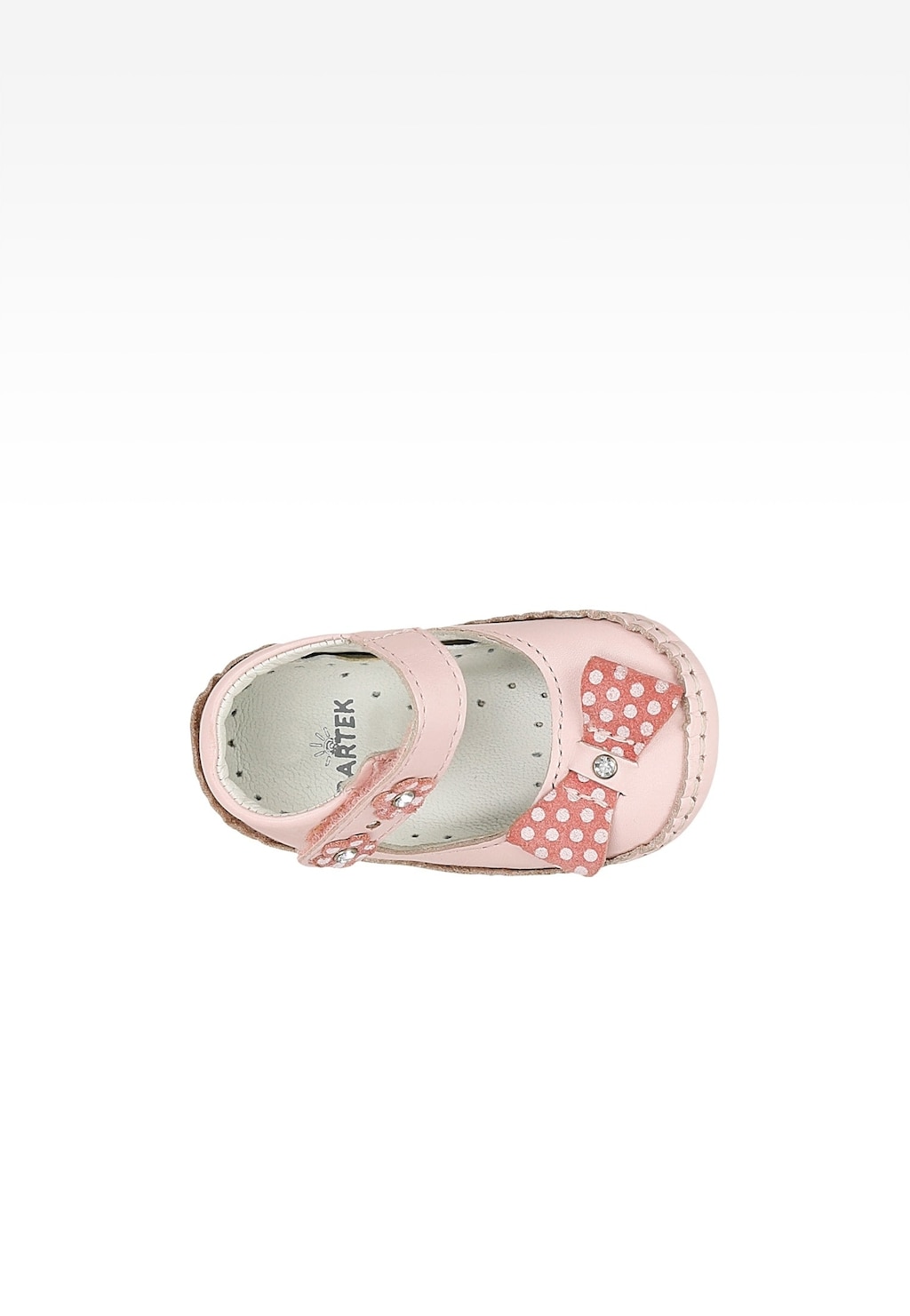 Jasnoróżowe buciki Mini BARTEK T-21372/0CS dla dziewcząt z uroczą kokardką w białe kropki, widok z góry, zapinane na rzep, idealne pierwsze buty dla niemowląt.