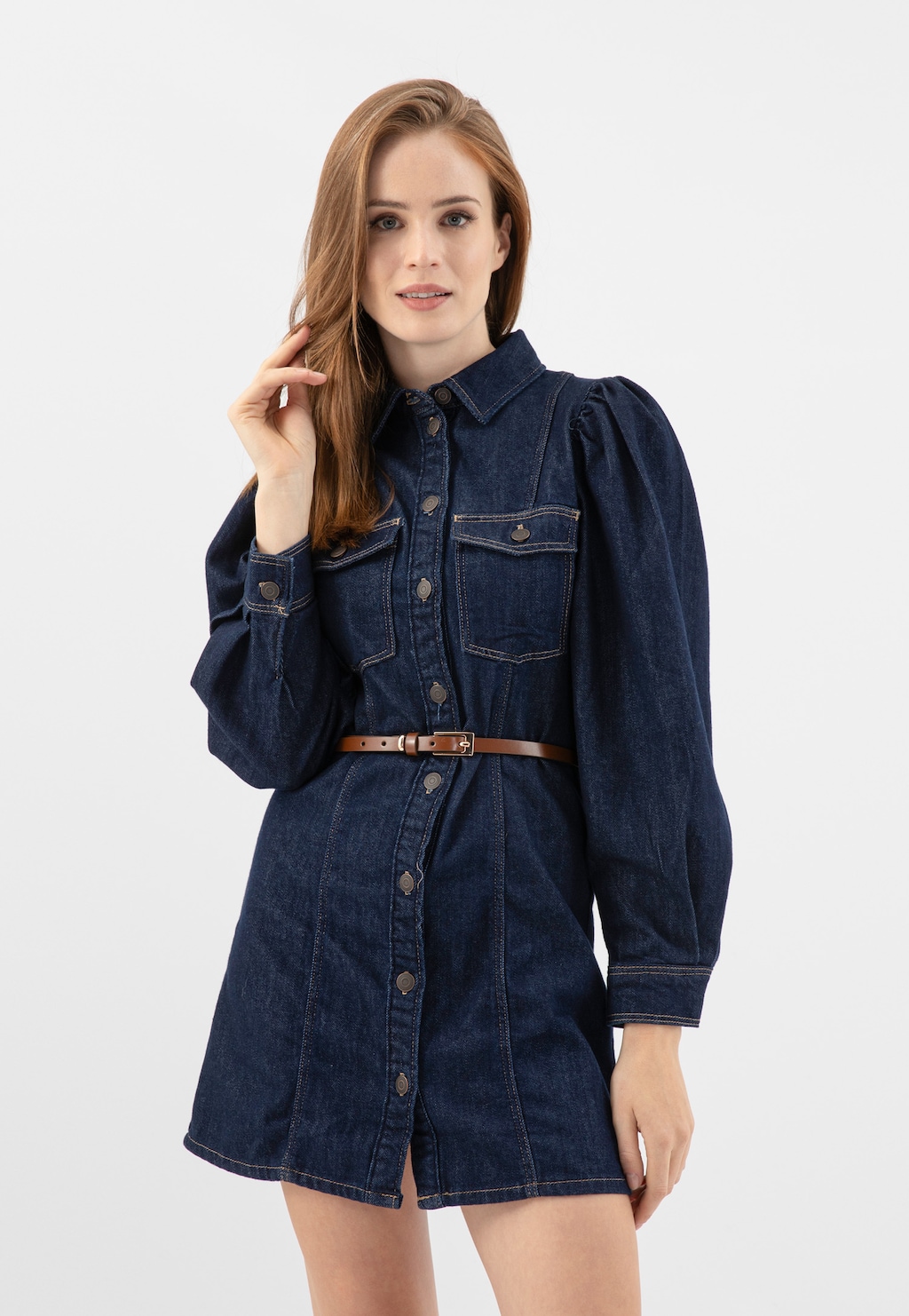 Granatowa jeansowa sukienka z bufiastymi rękawami, przepasana brązowym skórzanym paskiem Wojas model 93074-52, prezentowana na jasnym tle.