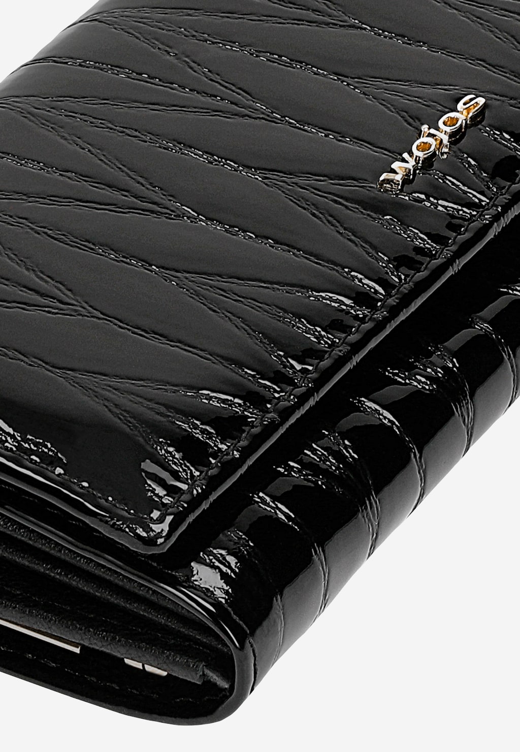 Czarny lakierowany portfel damski Wojas model 91087-31 z fakturą imitującą skórę krokodyla, ozdobiony metalowym logo z bursztynowymi elementami.