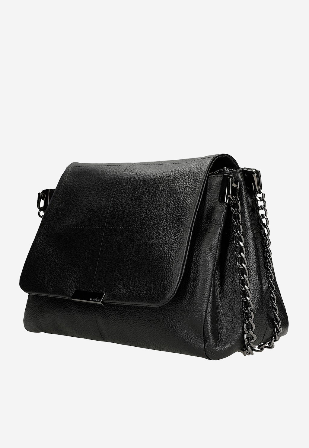 Czarna skórzana torebka damska Wojas model 80416-51 z ozdobnym łańcuszkiem na pasku. Elegancki design z klapą i metalowym zapięciem, widok z boku.