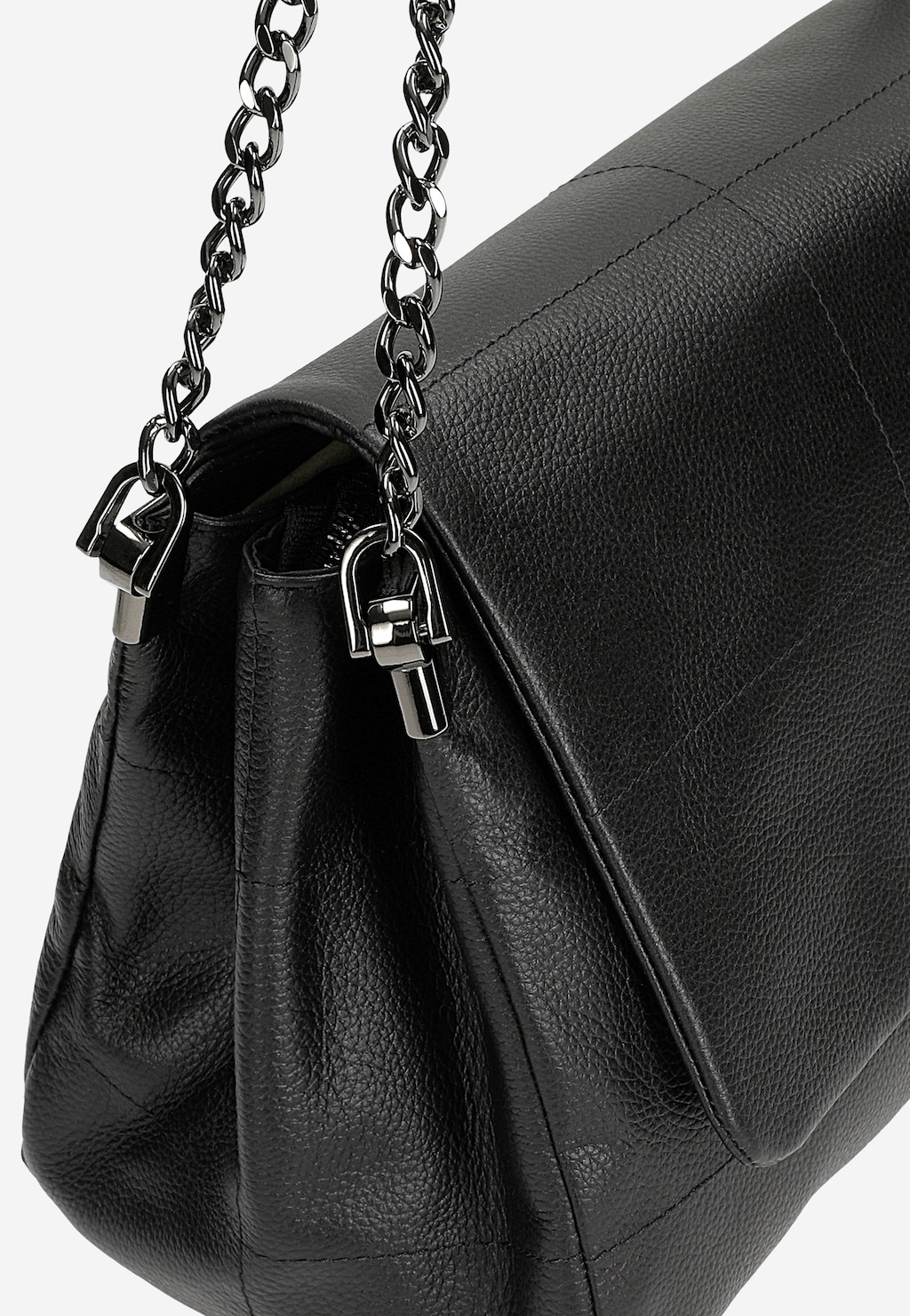 Czarna skórzana torebka damska Wojas model 80416-51 z metalowym łańcuszkiem na pasku, ukazana z bliska. Widoczna faktura skóry i eleganckie metalowe elementy.