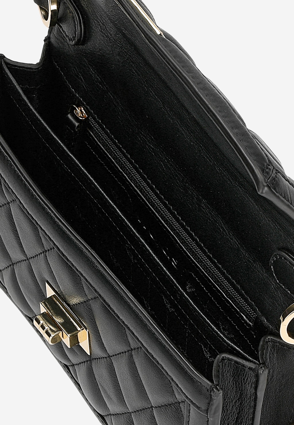 Wnętrze czarnej pikowanej torebki skórzanej Wojas model 80415-51 z widoczną kieszenią na zamek, złotymi elementami zapięcia i łańcuszkiem na ramię.