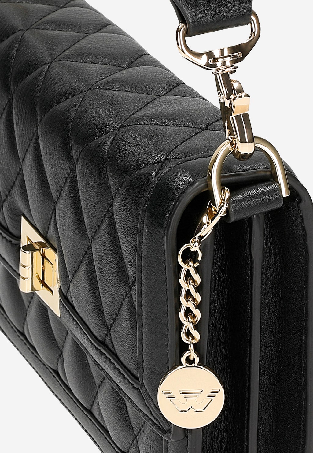 Elegancka czarna pikowana torebka skórzana Wojas model 80415-51 ze złotymi elementami, zapięciem i zawieszką z logo marki na łańcuszku.