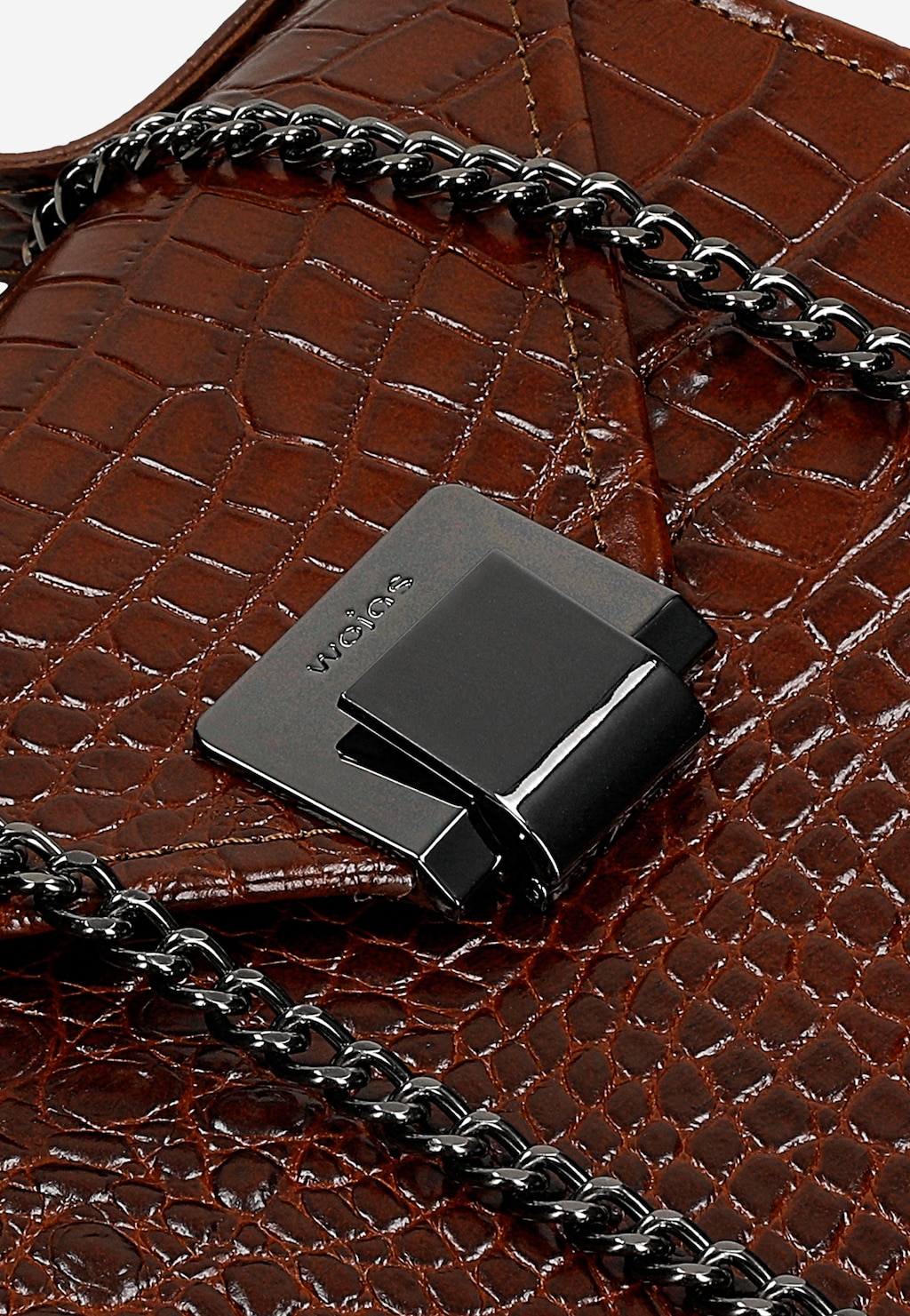 Brązowa torebka damska Wojas model 80406-52 z tłoczonej skóry imitującej krokodyla, ozdobiona metalowym łańcuszkiem i eleganckim zapięciem z logo marki.