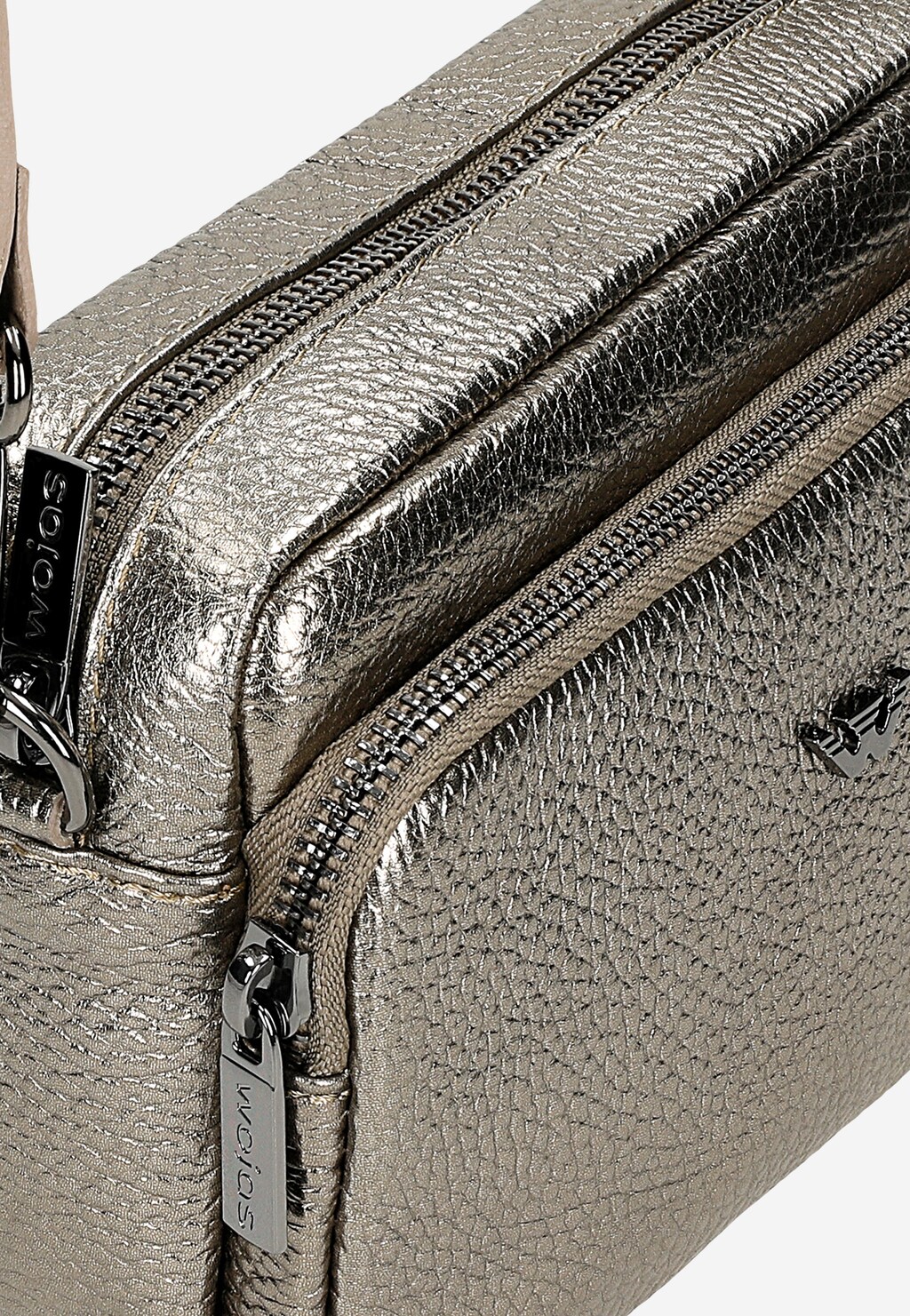 Złota torebka Wojas model 80317-58 typu crossbody w zbliżeniu, ukazująca teksturowaną skórę, metalowe zamki błyskawiczne i charakterystyczne zawieszki z logo marki.