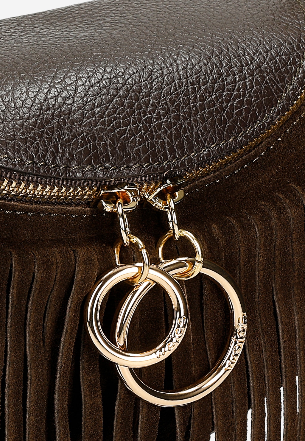 Brązowa nerka damska Wojas model 80089-72 z ozdobnymi frędzlami, złotym zamkiem i dekoracyjnymi brelokami w kształcie kółek przymocowanymi do suwaka.