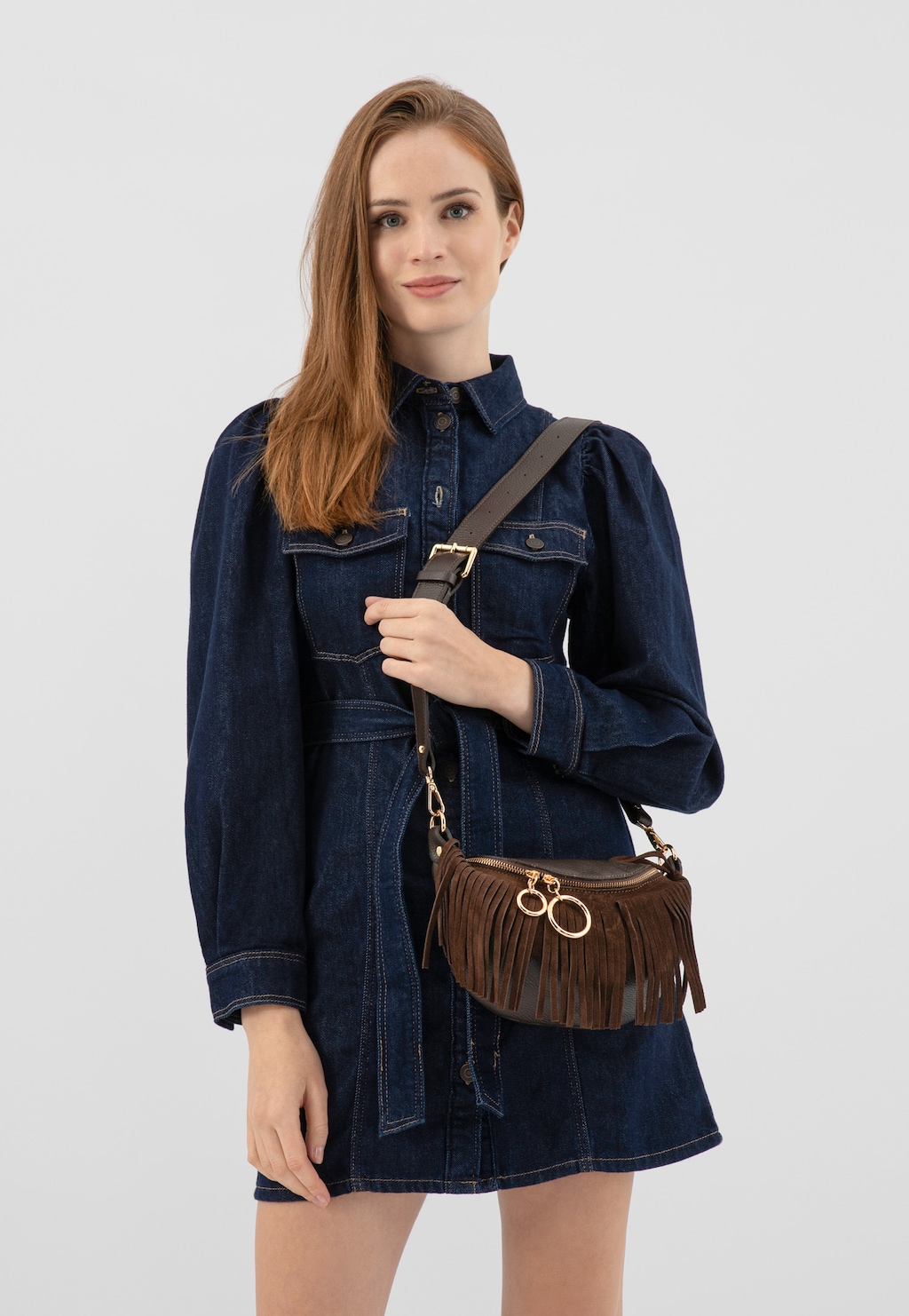 Brązowa nerka Wojas 80089-72 z ozdobnymi frędzlami, zapięciem na zamek i złotymi elementami, noszona przez modelkę w jeansowej sukience.