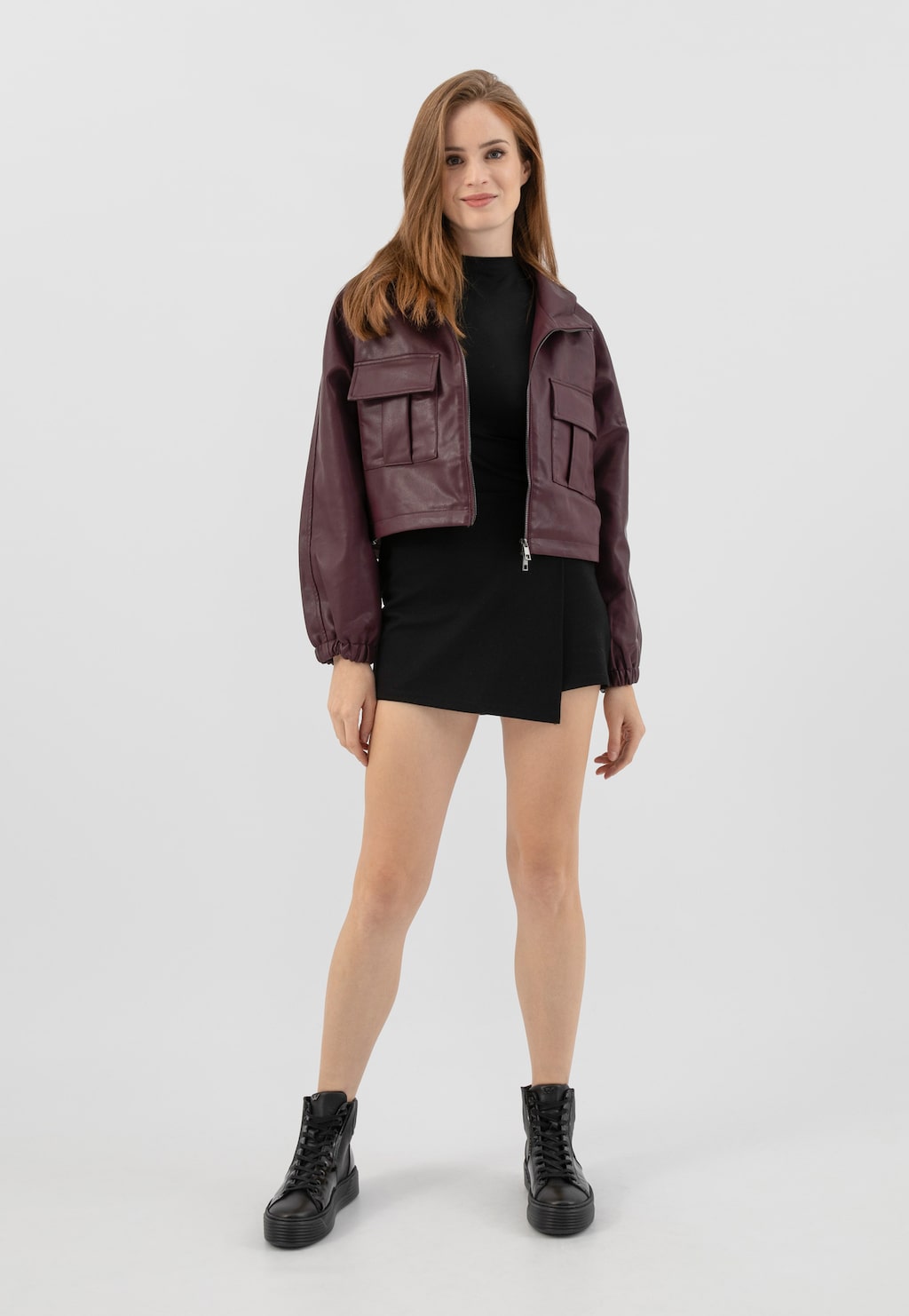 Černé tenisky na vysoké podrážce s lakovanými prvky 64132-71 Widok 9