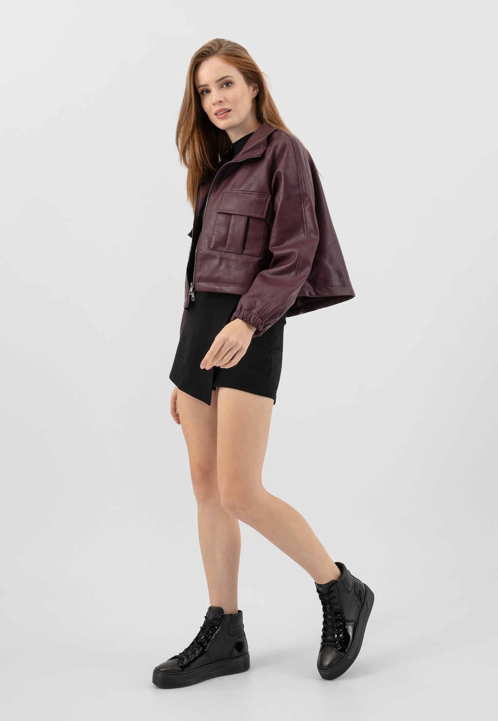 Černé tenisky na vysoké podrážce s lakovanými prvky 64132-71 Widok 1