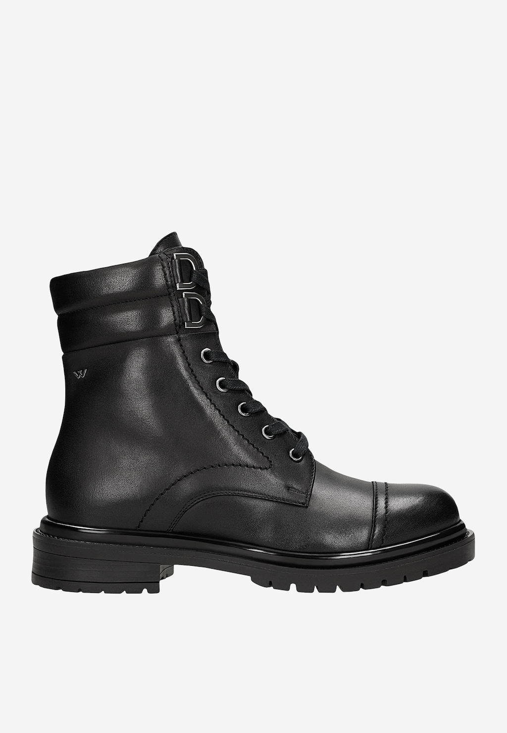 Czarne skórzane trzewiki Wojas 64129-51 z boku, widoczne sznurówki, zamek boczny, charakterystyczne przeszycia i logo marki, na solidnej podeszwie.