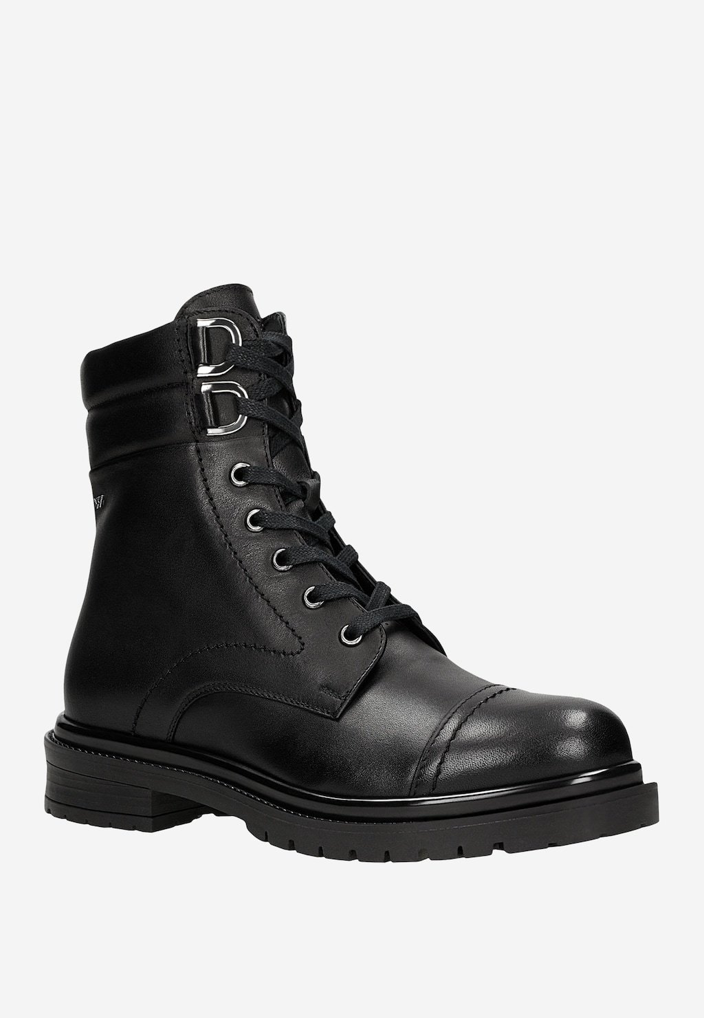 Czarne skórzane trzewiki Wojas 64129-51 z bocznym zamkiem, sznurowadłami i metalowymi oczkami. But ma masywną podeszwę i charakterystyczne przeszycia na nosku.