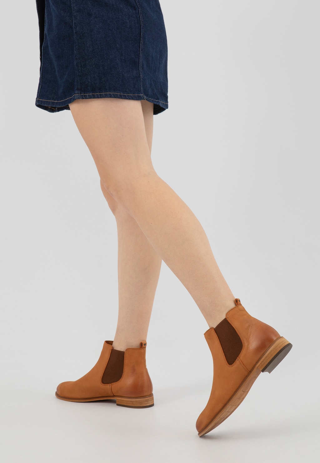 Světle hnědé dámské chelsea boty z nubukové kůže 55244-23 Widok 7