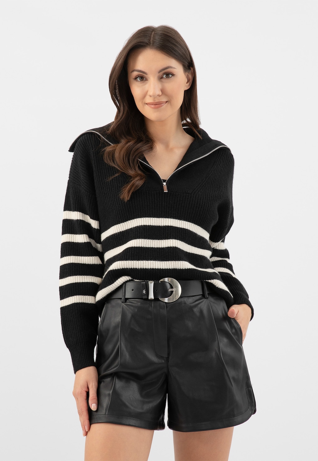 Černý dámský kožený pásek s velkou stříbrnou sponou 93089-81 Widok 1