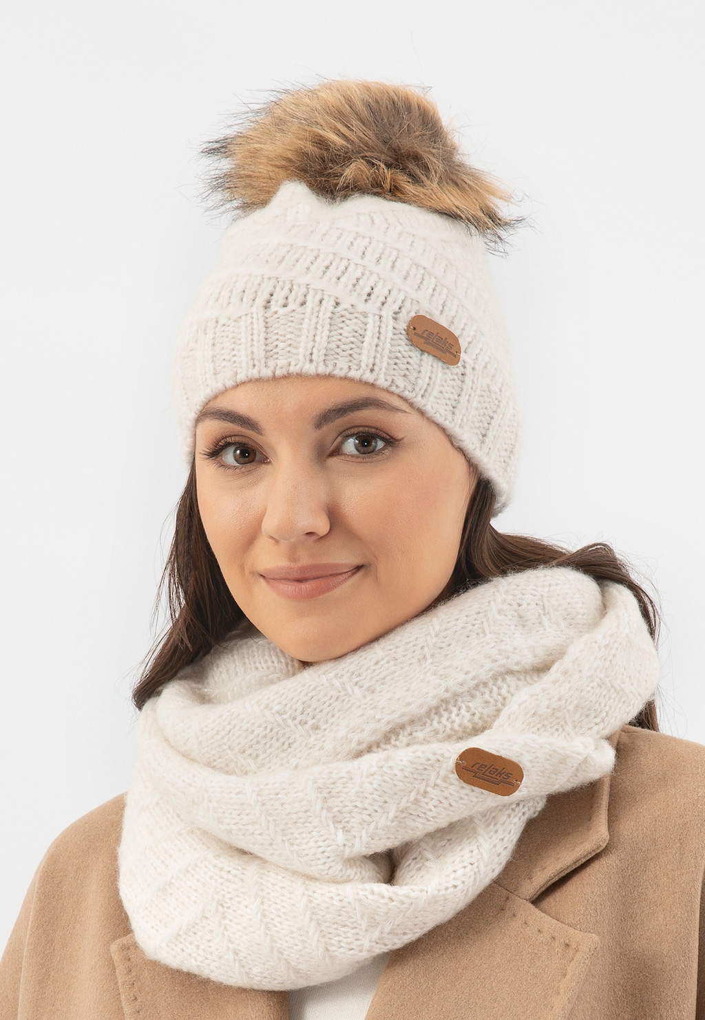 Smotanová dámska čiapka na zimu s huňatým brmbolcom R96001-84 Widok 6