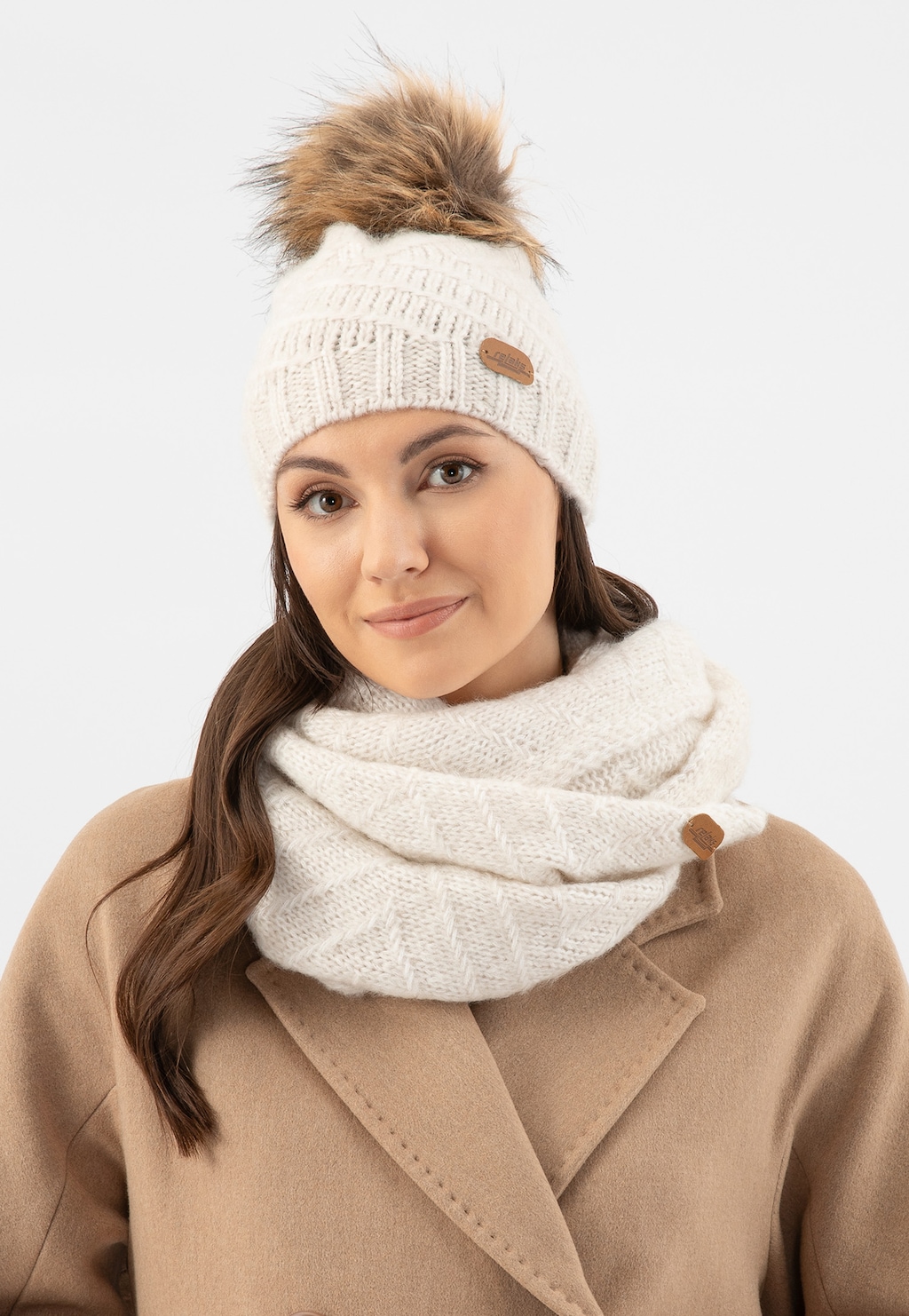 Smotanová dámska čiapka na zimu s huňatým brmbolcom R96001-84 Widok 1