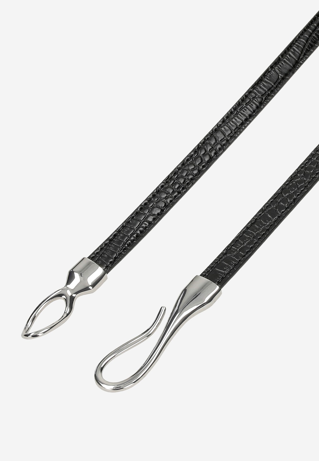 Czarny pasek Wojas model 93095-51 z tłoczonym wzorem krokodylej skóry, ozdobiony oryginalną metalową klamrą o eleganckim kształcie.