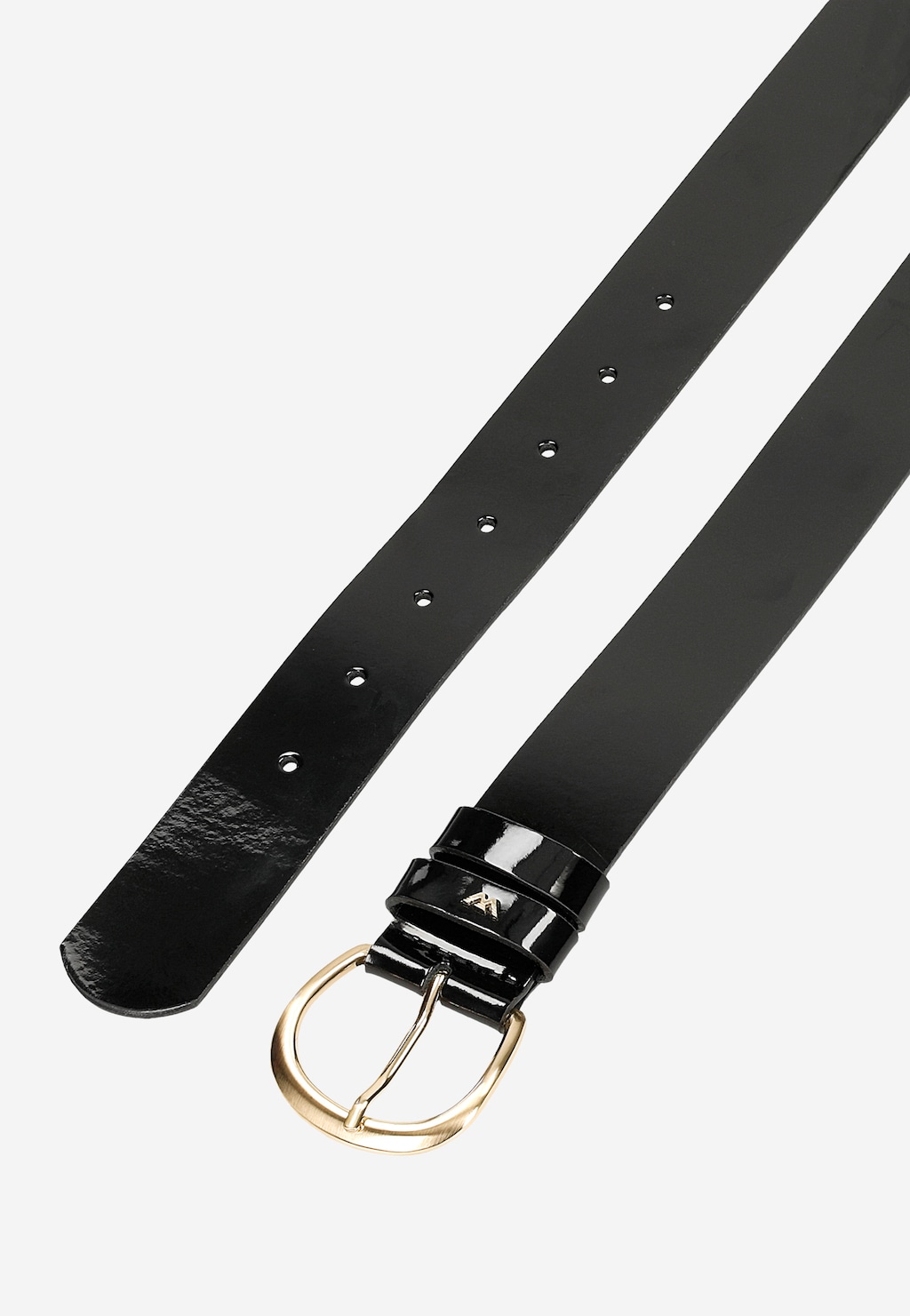 Elegancki czarny pasek damski Wojas model 93088-31 wykonany z lakierowanej skóry, ze złotą klamrą. Widoczne dziurki regulacyjne i logo marki na pasku.
