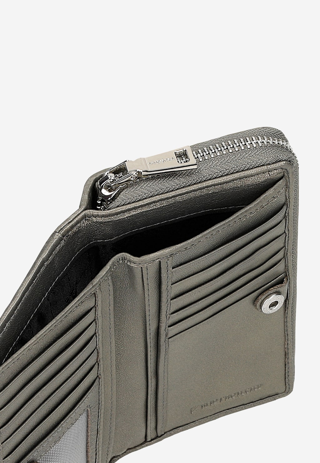 Srebrny przeplatany portfel damski Wojas 91097-59 z licowej skóry, otwarty z widokiem na przegrody na karty i zamek błyskawiczny z metalowym suwakiem.