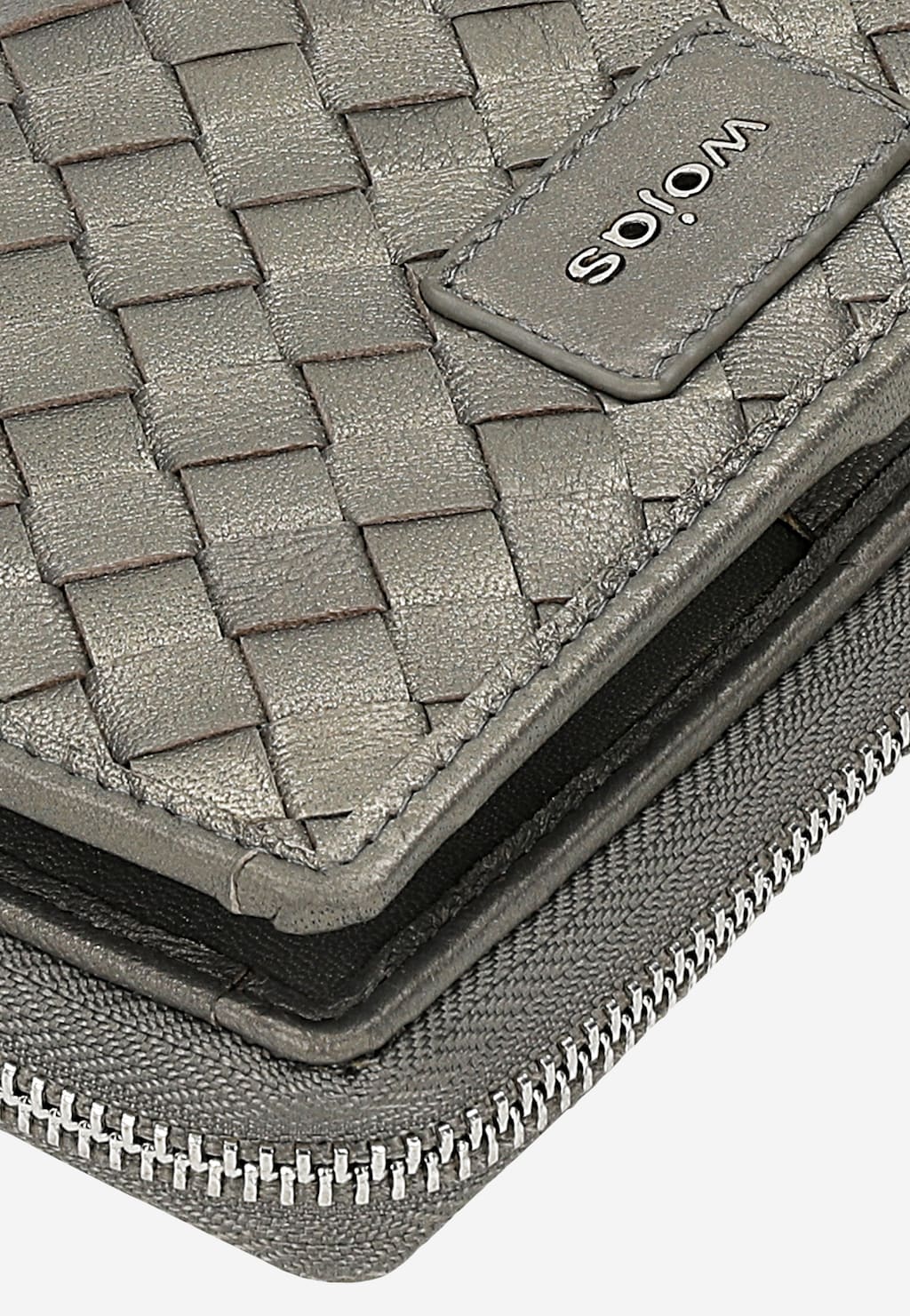 Elegancki srebrny portfel damski Wojas 91097-59 z przeplatanych pasków skóry licowej, ozdobiony metalowym logo i wykończony wokół zamkiem błyskawicznym.