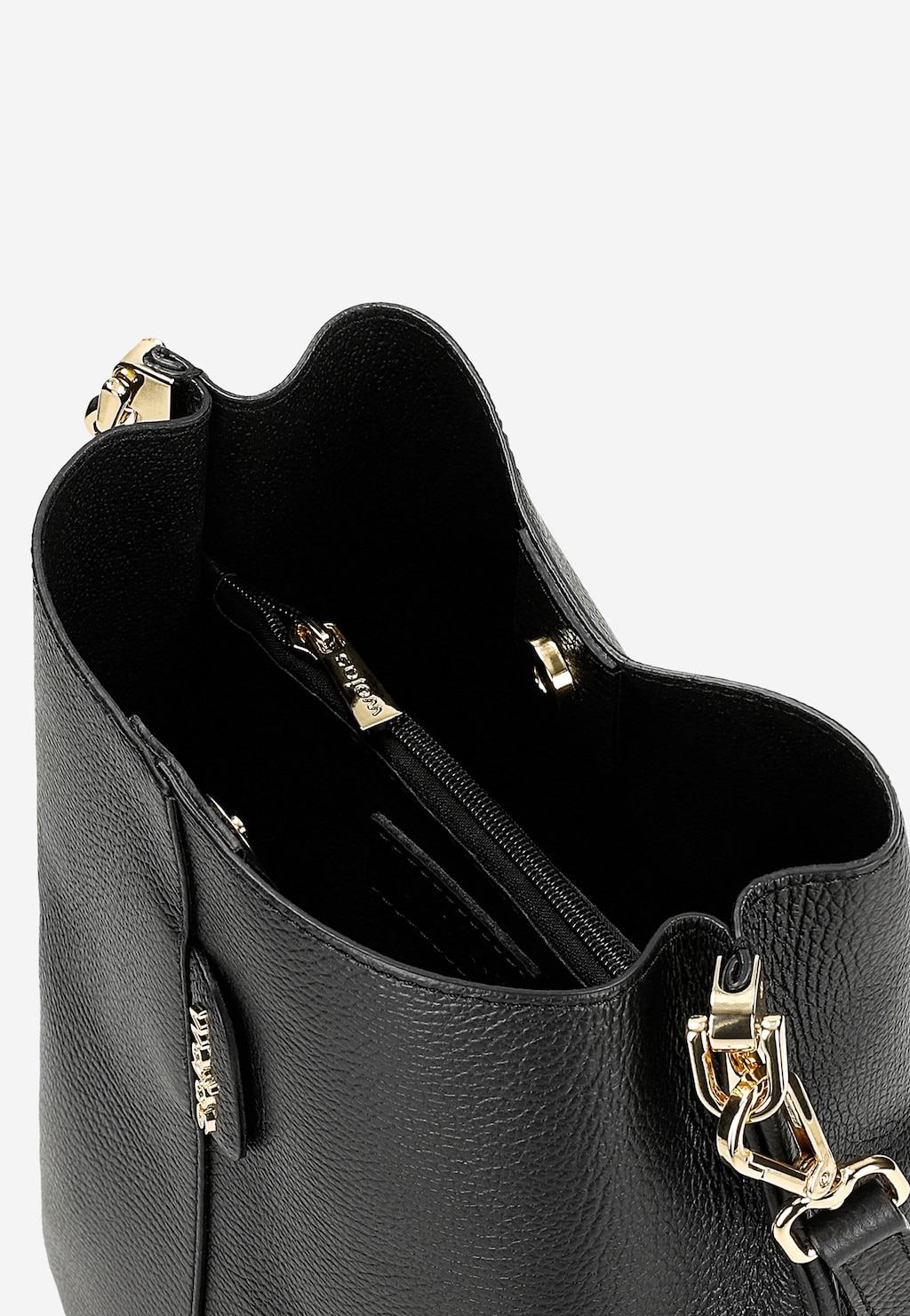 Wnętrze czarnej skórzanej torebki bucket bag Wojas 80434-51 z widoczną kieszenią zapinaną na zamek błyskawiczny i złotymi okuciami, ukazująca pojemność i funkcjonalność produktu.