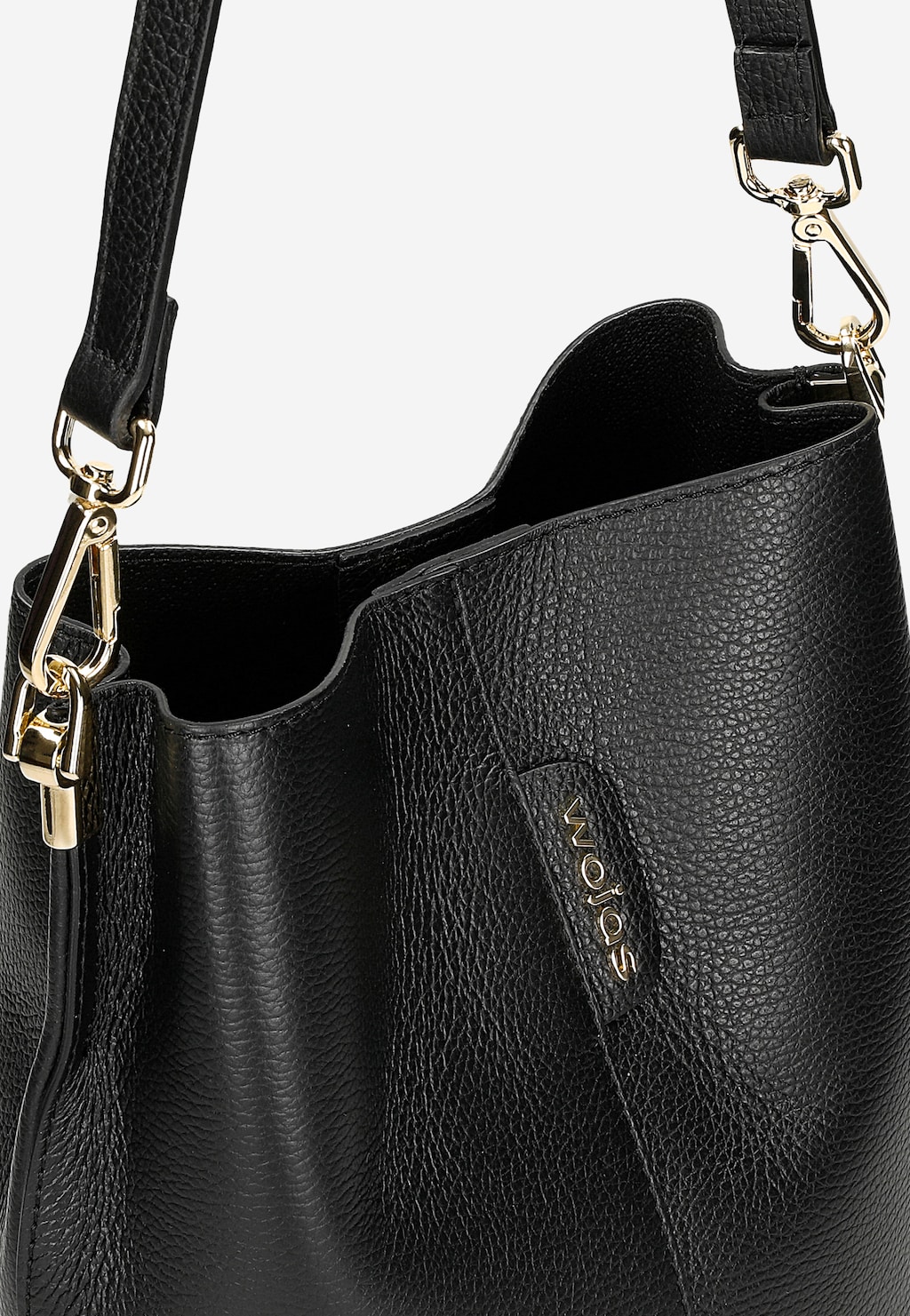 Czarna skórzana torebka bucket bag Wojas model 80434-51 ze złotymi okuciami i paskiem na ramię, widoczne zbliżenie na fakturę skóry i charakterystyczne logo marki.