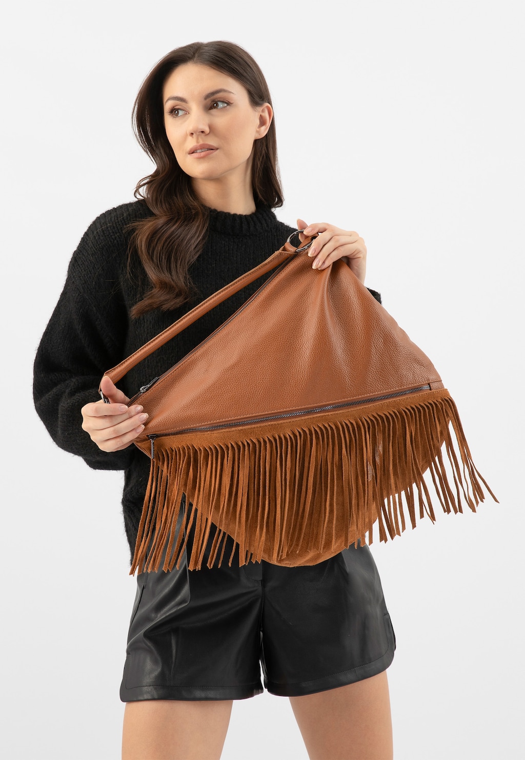 Svetlohnedá dámska kožená kabelka so strapcami a retiazkou 80368-73 Widok 1