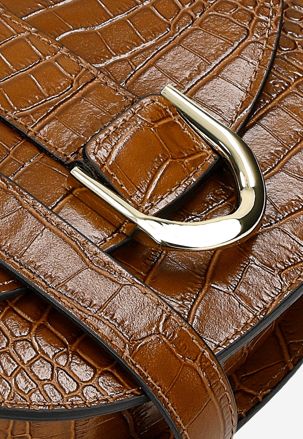 Elegancka brązowa torebka damska Wojas model 80351-53 z tłoczonej skóry krokodylowej ze złotą klamrą, zbliżenie na zapięcie i fakturę materiału.