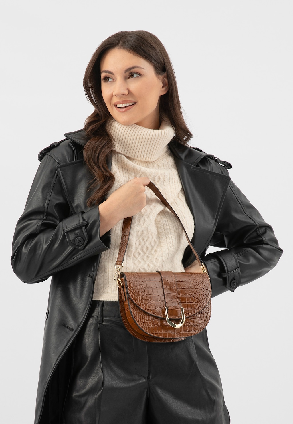 Elegancka brązowa torebka damska Wojas model 80351-53 z tłoczonej skóry w stylu croco, prezentowana z czarną skórzaną kurtką i kremowym golfem.