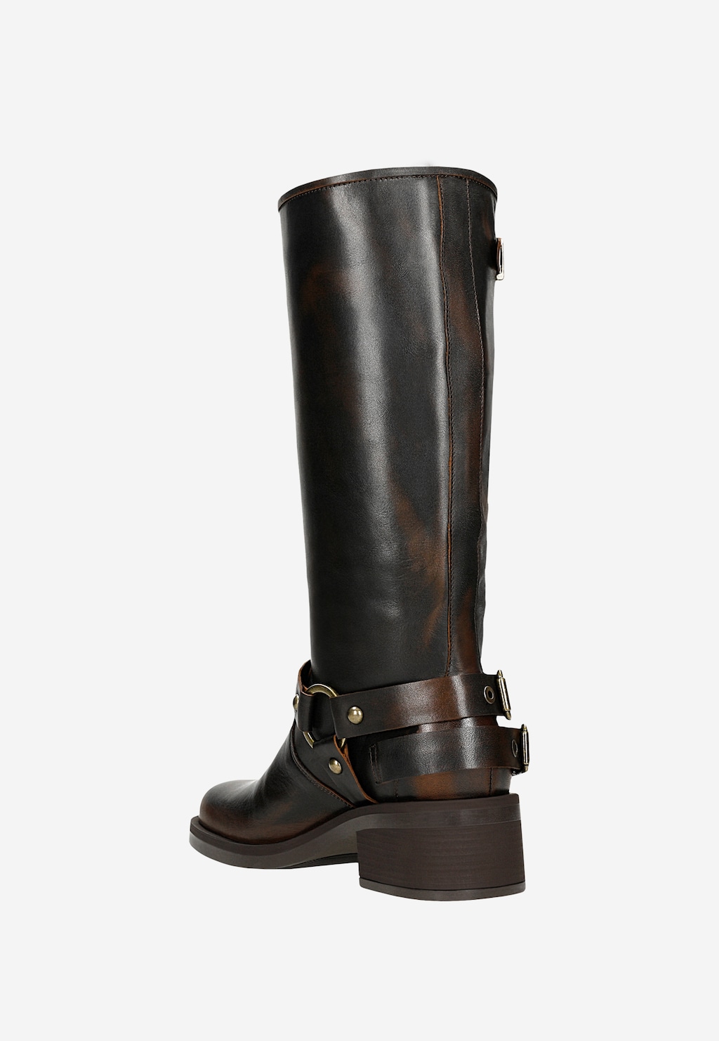 Brązowy kozak damski Wojas model 71058-92 w stylu biker z charakterystycznymi klamrami i przetarciami, widok z boku, z dekoracyjnymi paskami na cholewce i stabilnym obcasie.