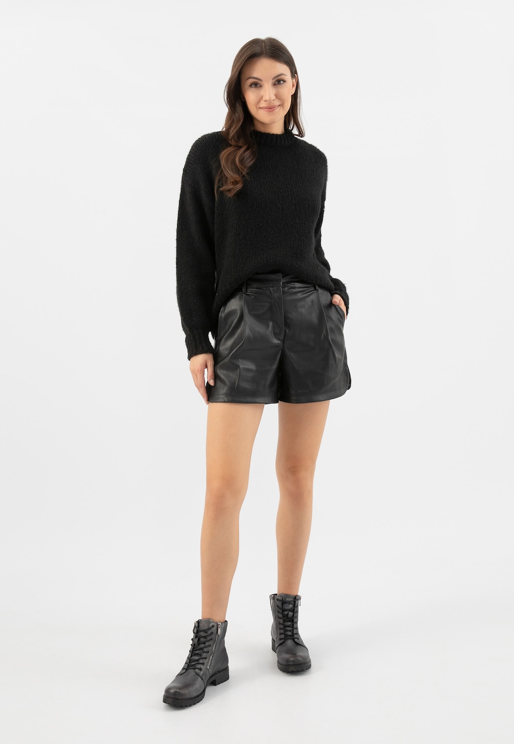 Stylizacja z czarnym swetrem, skórzanymi szortami i trzewiki Wojas model 64076-59 w kolorze ciemnego srebra typu workery, idealne do jesiennych outfitów.