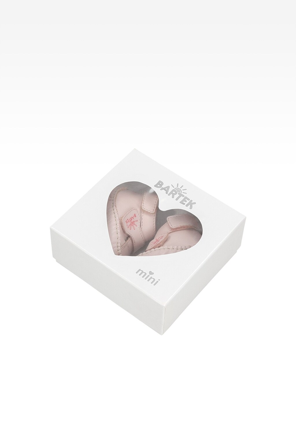 Różowe skórzane niechodki Bartek T-61007/R23 dla dziewczynek w eleganckim pudełku z wycięciem w kształcie serca, ukazującym delikatne buty z logo marki.