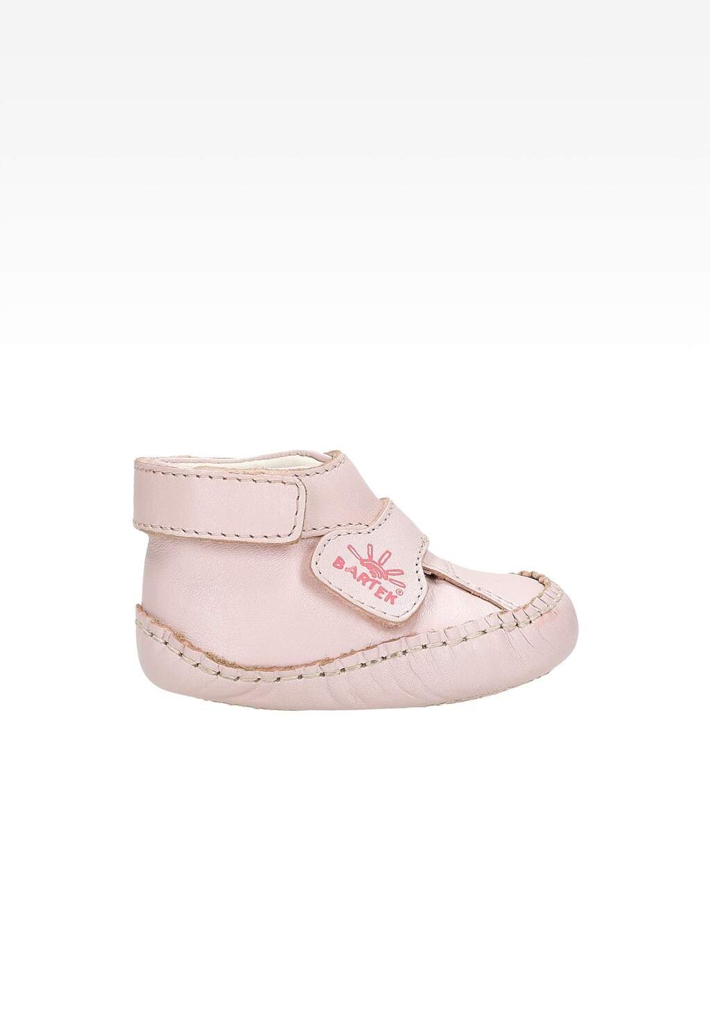 Różowe skórzane niechodki Bartek T-61007/R23 dla niemowląt, z zapięciem na rzep, ozdobione logo marki i delikatnymi przeszyciami, idealne dla pierwszych miesięcy życia.