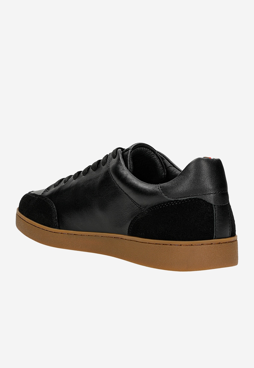 Czarne trampki Wojas 10217-51 z łączonych skór, widok z boku, na brązowej gumowej podeszwie, ze sznurówkami i wygodnym wykończeniem wnętrza.