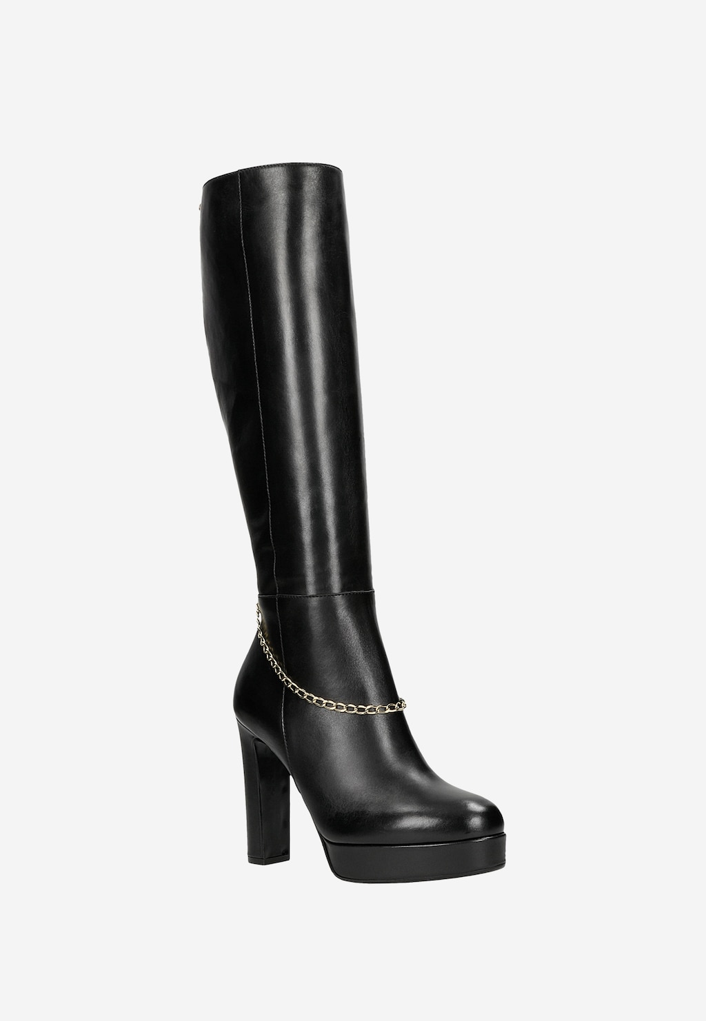 Czarne eleganckie kozaki Wojas 71043-51 na wysokim słupku z platformą, ozdobione złotym łańcuszkiem przy kostce. Wykonane z połyskującej skóry.