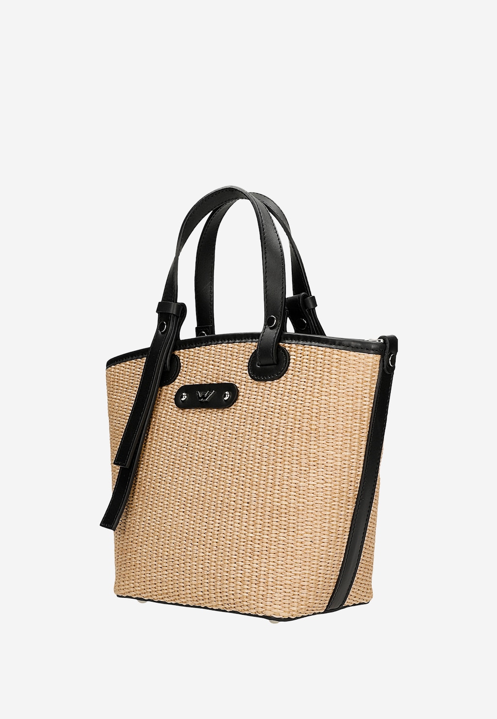 Beżowa torebka Wojas model 80339-81 wykonana z raffii z czarnymi skórzanymi uchwytami i wykończeniami, z metalowym logo na froncie, w stylu koszyka.