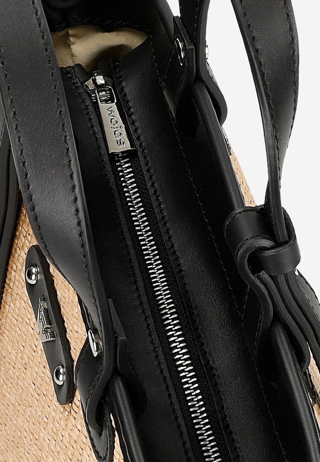 Beżowa torebka Wojas z raffii model 80339-81 z czarnymi skórzanymi elementami, srebrnym zamkiem błyskawicznym i metalowym logo marki. Widok z góry.