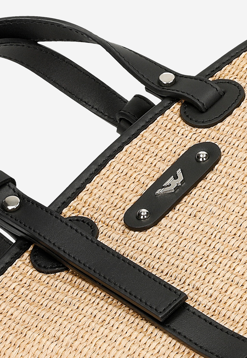 Beżowa torebka Wojas model 80339-81 z naturalnej raffii, wykończona czarnymi skórzanymi paskami i metalowym logo. Zbliżenie na detale i fakturę materiału.