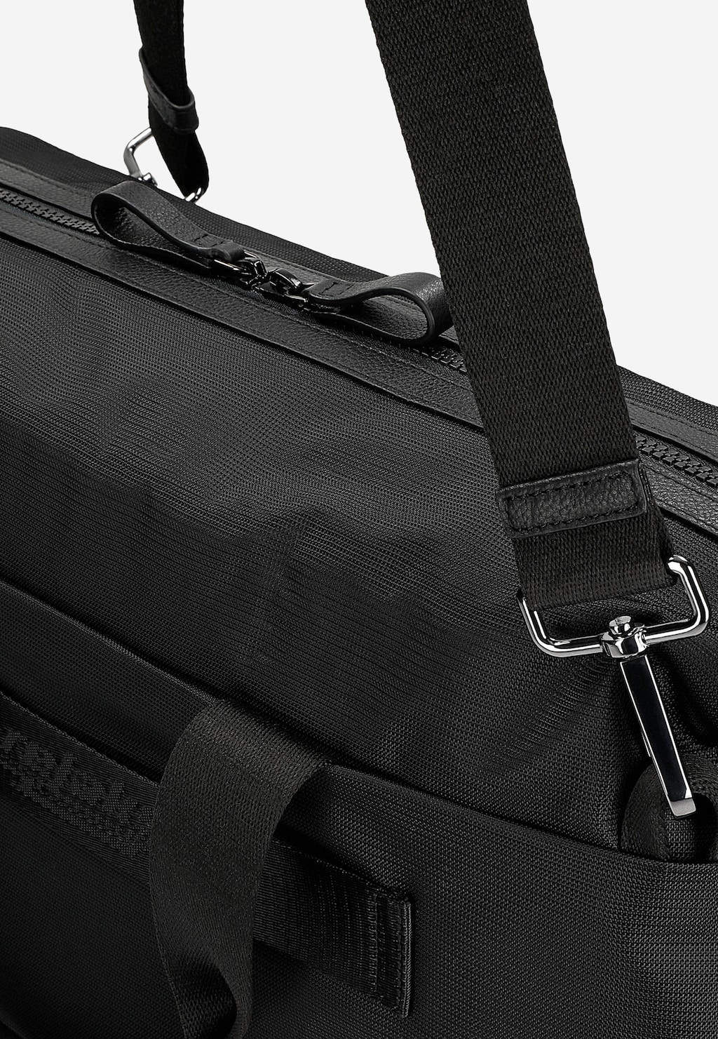 Czarna weekendowa torba męska RELAKS R80008-81 wykonana z tkaniny i skóry licowej, z widocznym paskiem na ramię i metalowymi zapięciami, idealna na podróże.