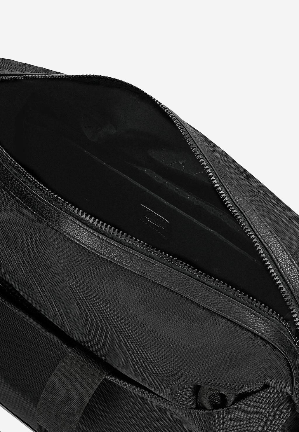 Wnętrze czarnej weekendowej torby męskiej RELAKS R80008-81, widoczne zapięcie na zamek, wykonana z połączenia tkaniny i skóry licowej, przestronne wnętrze z kieszeniami.