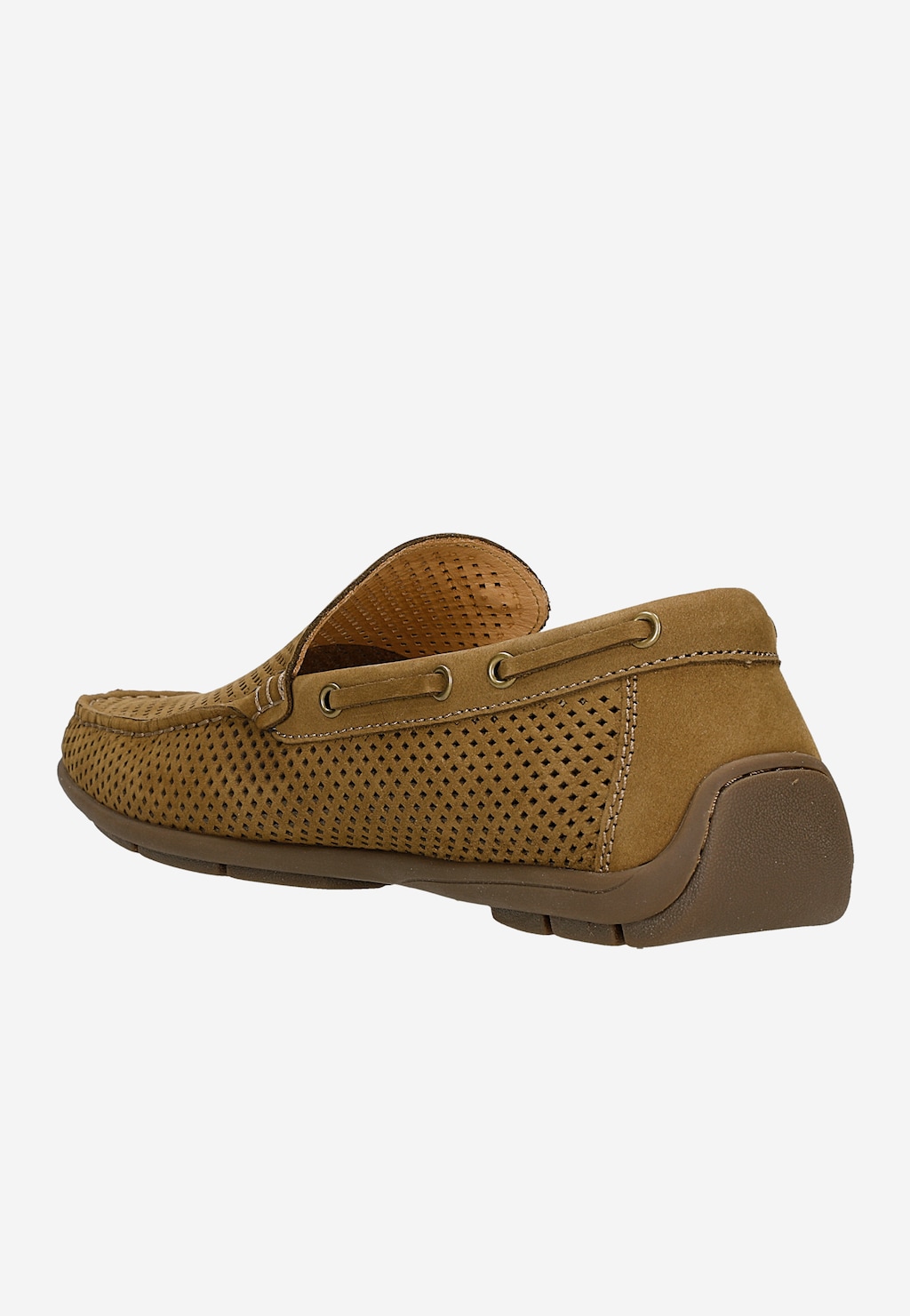 Beżowe mokasyny męskie Wojas 10103-24 z perforowaną skórą, widok z tyłu. Widoczna charakterystyczna podeszwa i ozdobne przeszycia przy cholewce.