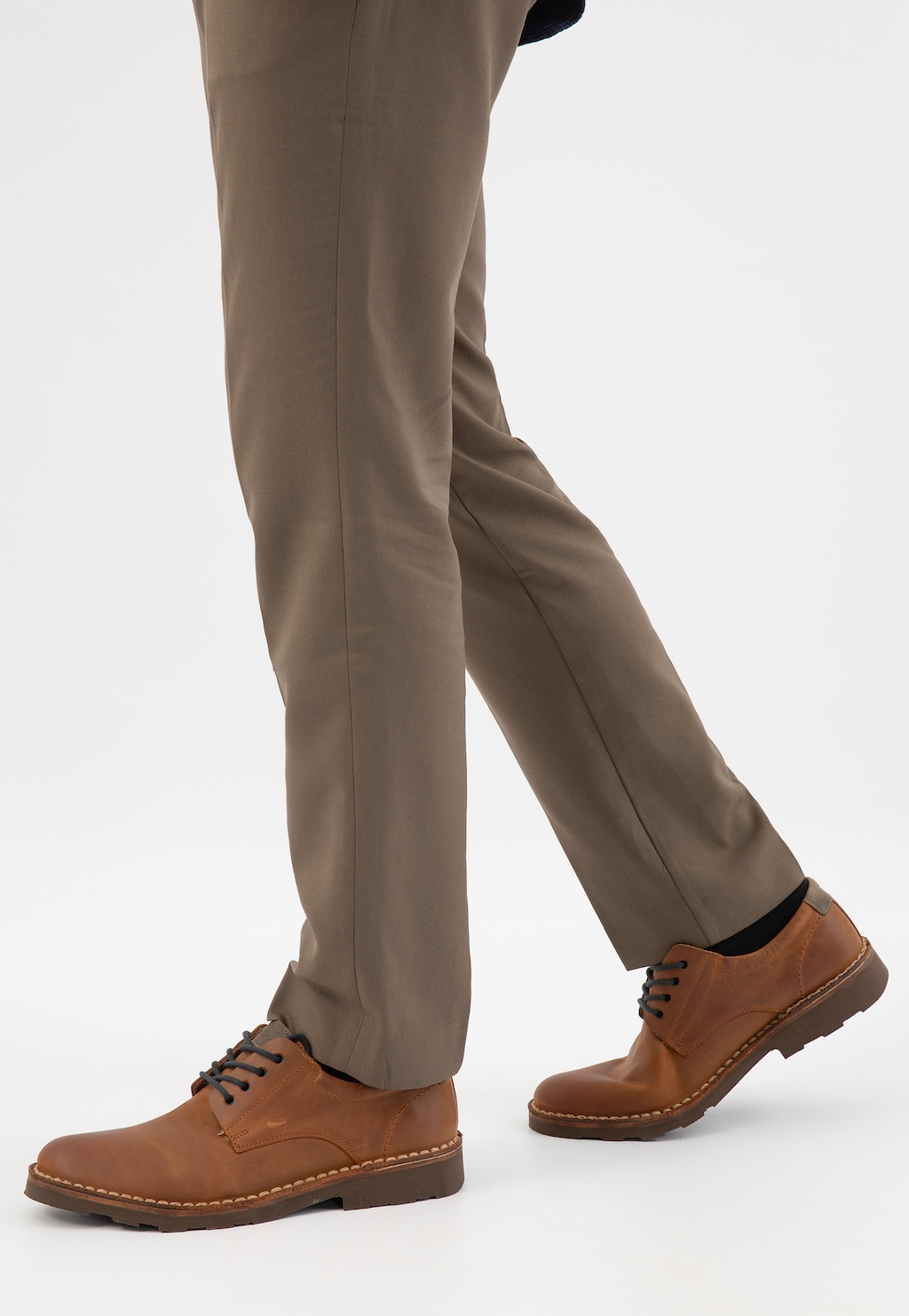 Jasnobrązowe męskie półbuty Wojas model 5084-73 na nogach mężczyzny w beżowych spodniach, widok z boku pokazujący elegancki casualowy styl obuwia ze sznurowaniem.