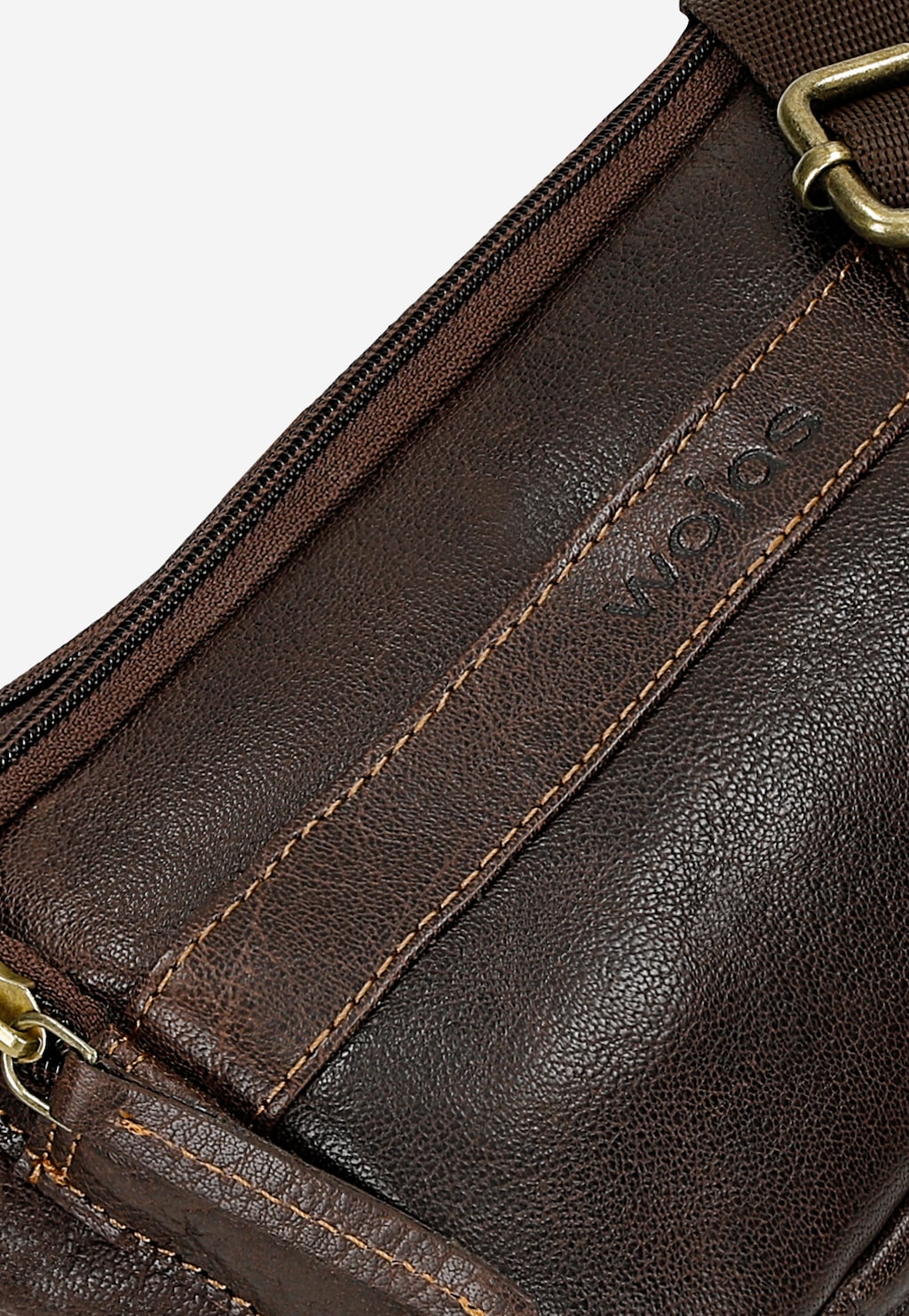 Skórzana brązowa nerka męska Wojas model 90022-52 z wytłoczonym logo, ozdobnymi przeszyciami i metalowymi elementami. Widoczny fragment paska i zapięcia.